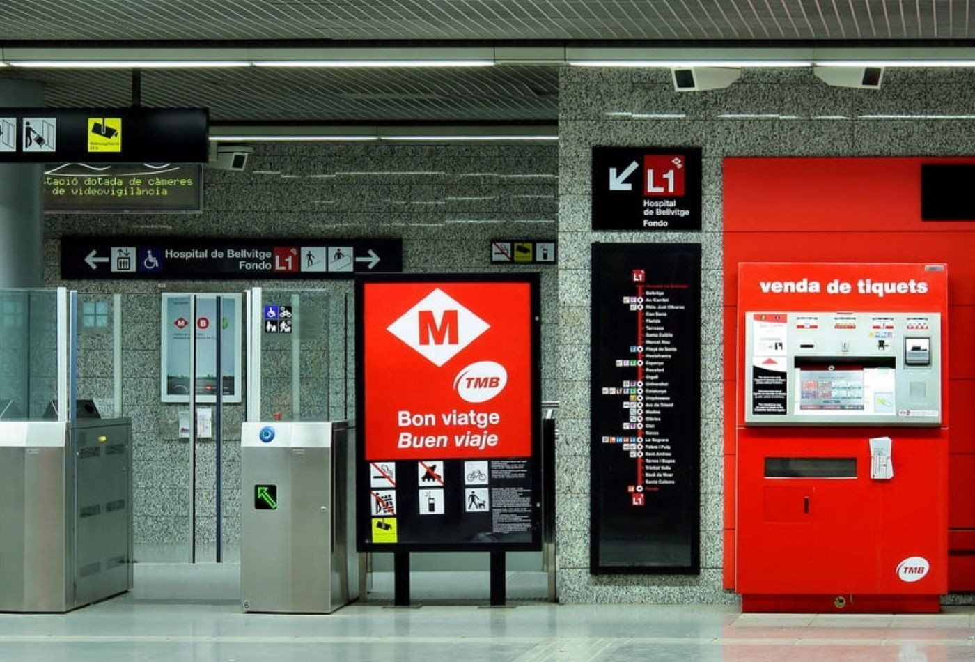 Máquinas expendedoras de billetes en el metro de Barcelona / TMB