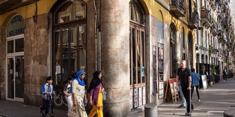 Vecinas de origen inmigrante en el barrio del Raval, en Ciutat Vella / AYUNTAMIENTO DE BARCELONA