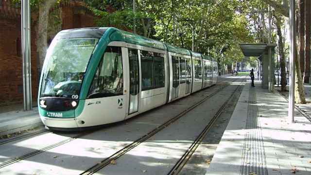 Convoy del TramBesòs a su paso por la calle Wellington