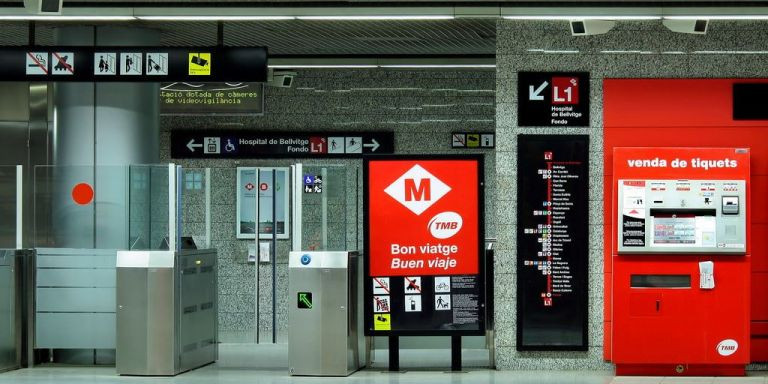Máquinas expendedoras de billetes en el metro de Barcelona / TMB