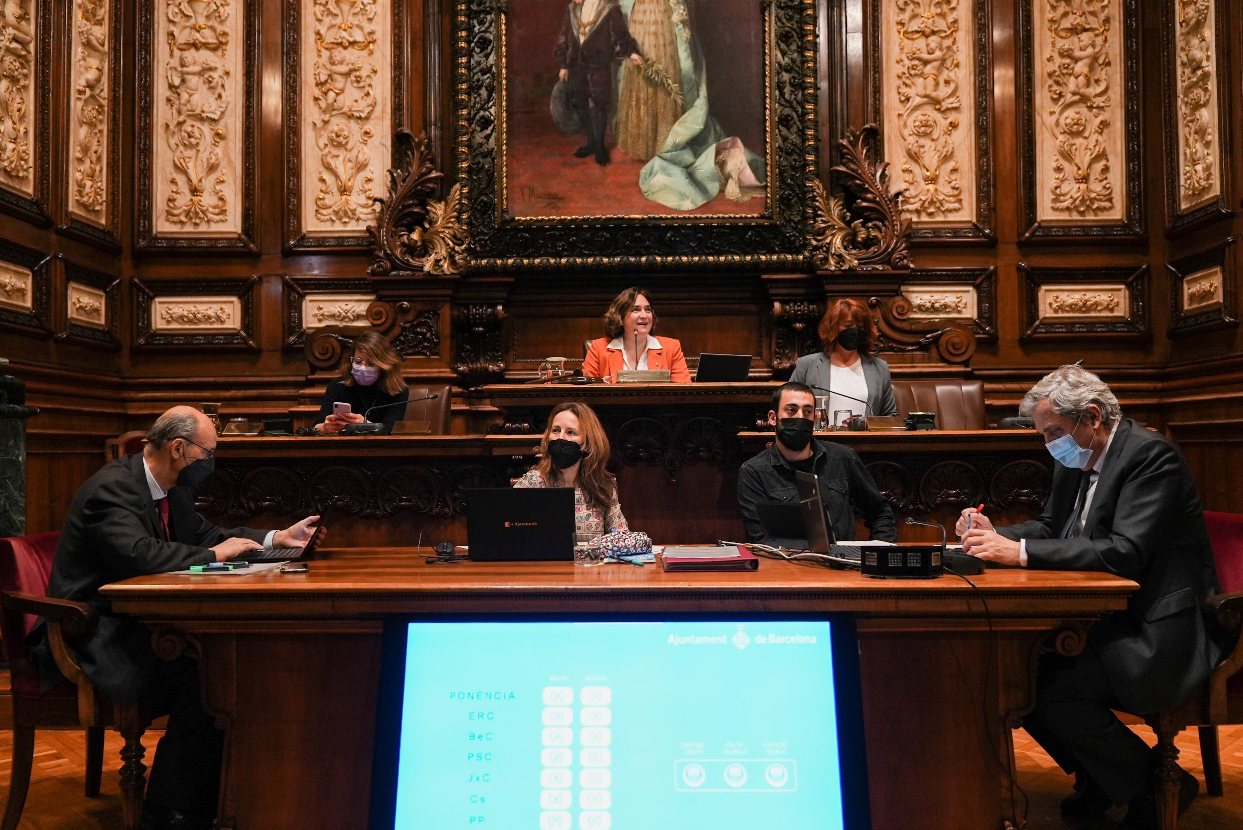 La teniente de alcalde de Urbanismo, Janet Sanz, la alcaldesa, Ada Colau, y la regidora de Movilidad, Laia Bonet, en el pleno municipal / AJ BCN