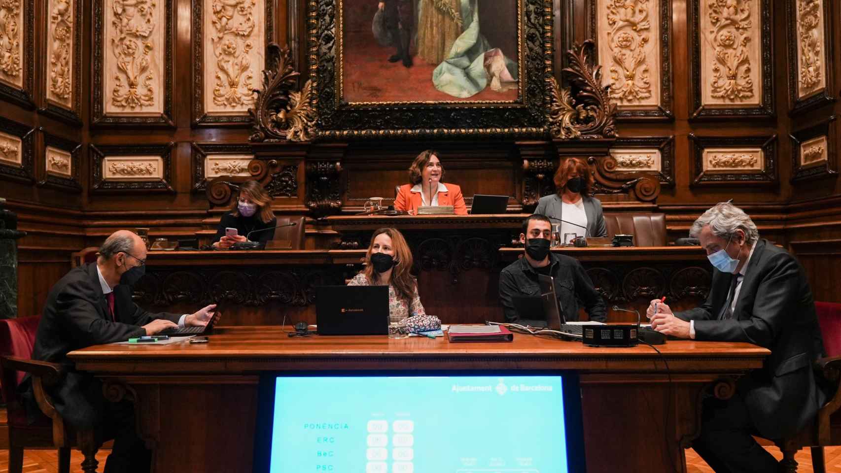 La teniente de alcalde de Urbanismo, Janet Sanz, la alcaldesa, Ada Colau, y la regidora de Movilidad, Laia Bonet, en el pleno municipal / AJ BCN