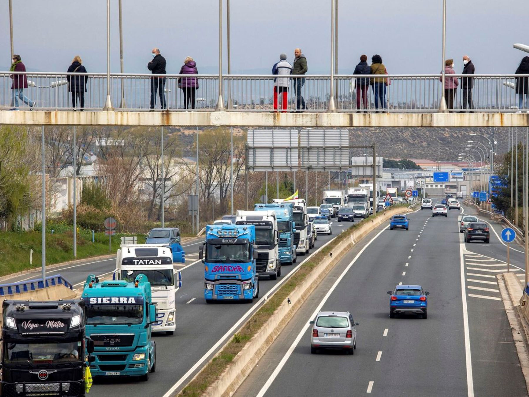 Los transportistas protestan contra la escalada de los precios del combustible / EFE - Raquel Manzanares