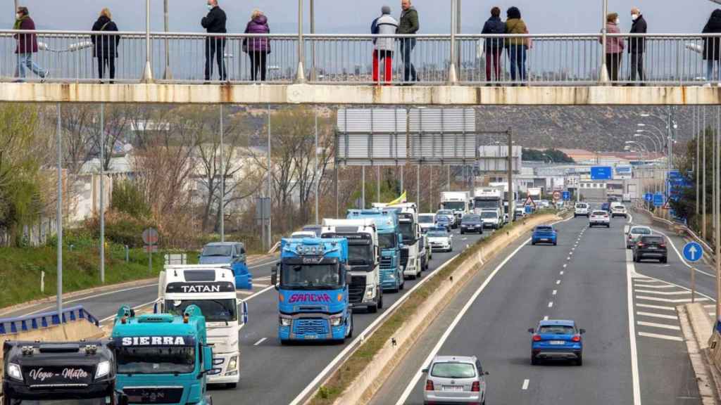 Los transportistas protestan contra la escalada de los precios del combustible / EFE - Raquel Manzanares