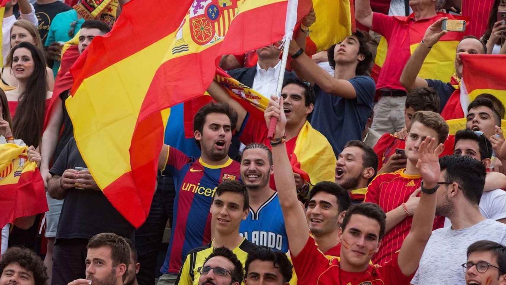 Asistentes viendo un partido de una edición anterior del Mundial en el Camp Municipal de l'Àliga de Barcelona / EFE