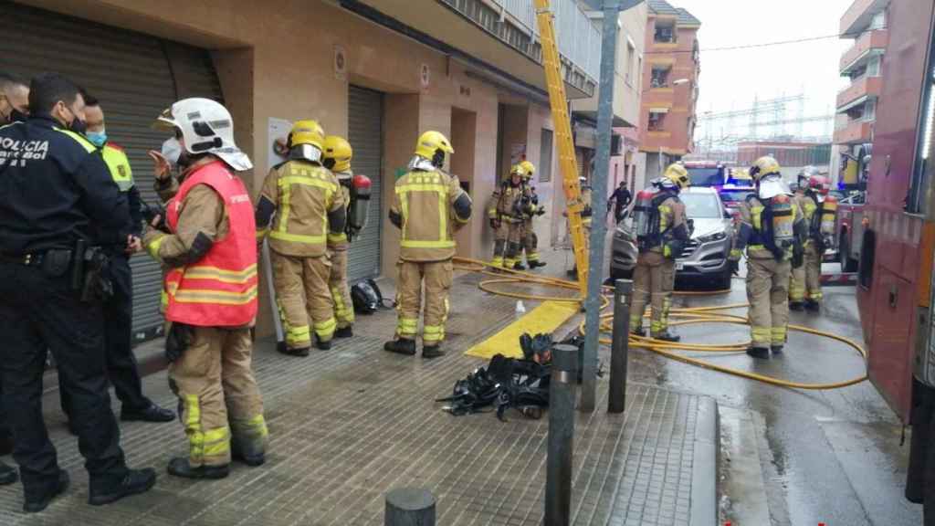 Los Bomberos extinguiendo el incendio en Sant Boi / BOMBEROS