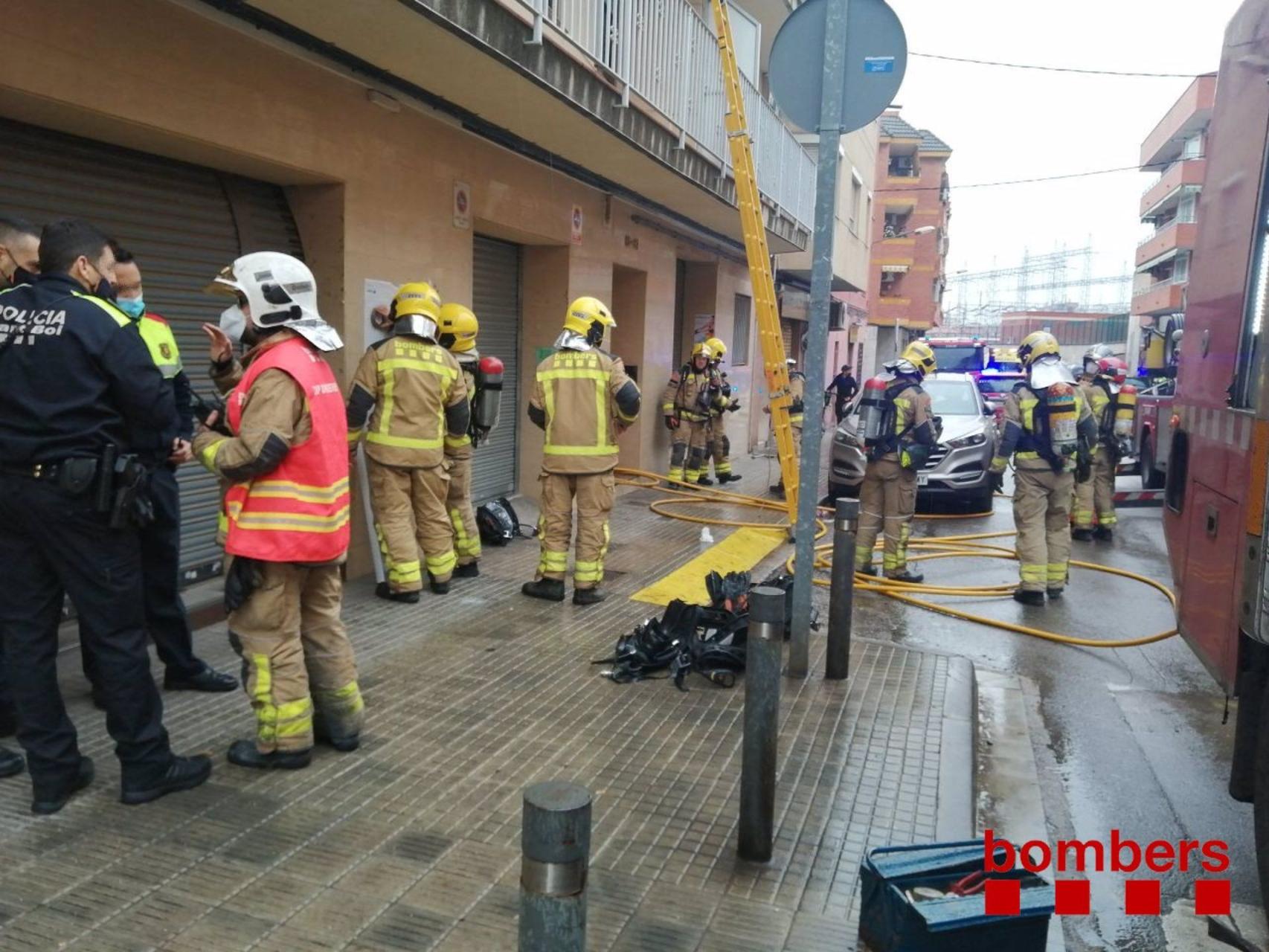 Un incendio en un edificio de Sant Boi deja cuatro heridos