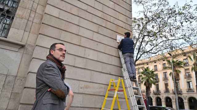 El regidor de Ciutat Vella y de Memoria Democrática del Ayuntamiento, Jordi Rabassa, supervisando la retirada de la placa de Antonio López / TWITTER