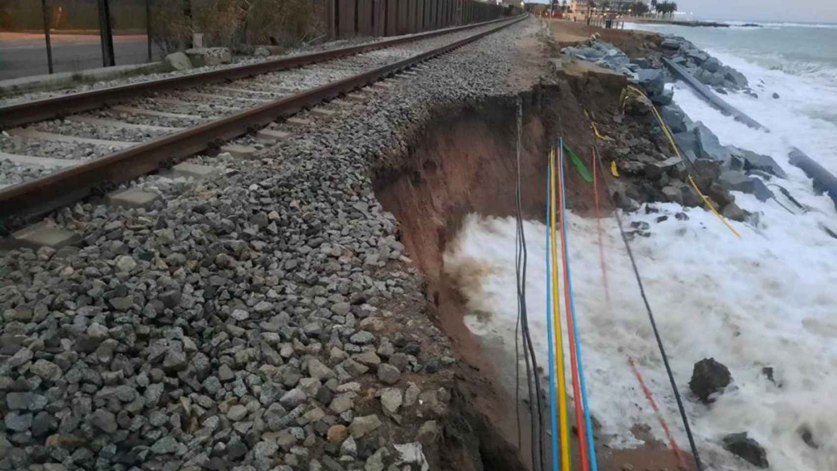 Derrumbe de una vía que ha provocado la interrupción del servicio de Rodalies / TWITTER