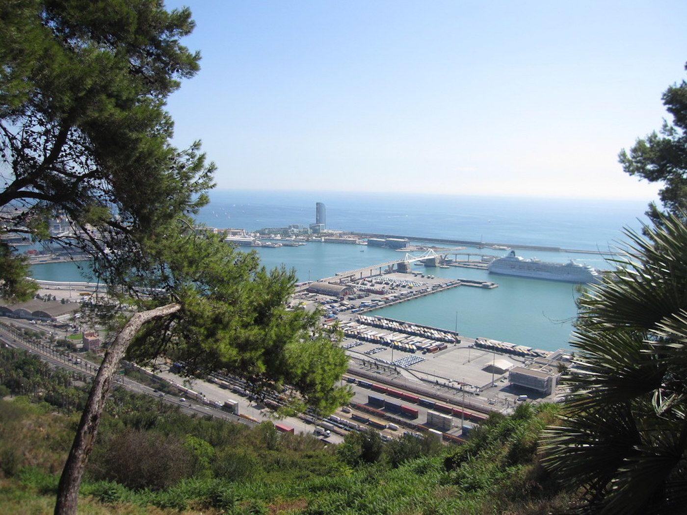 Vista del muelle de Ponent de Barcelona, donde se ha encontrado el cuerpo sin vida de una mujer / FLICKR