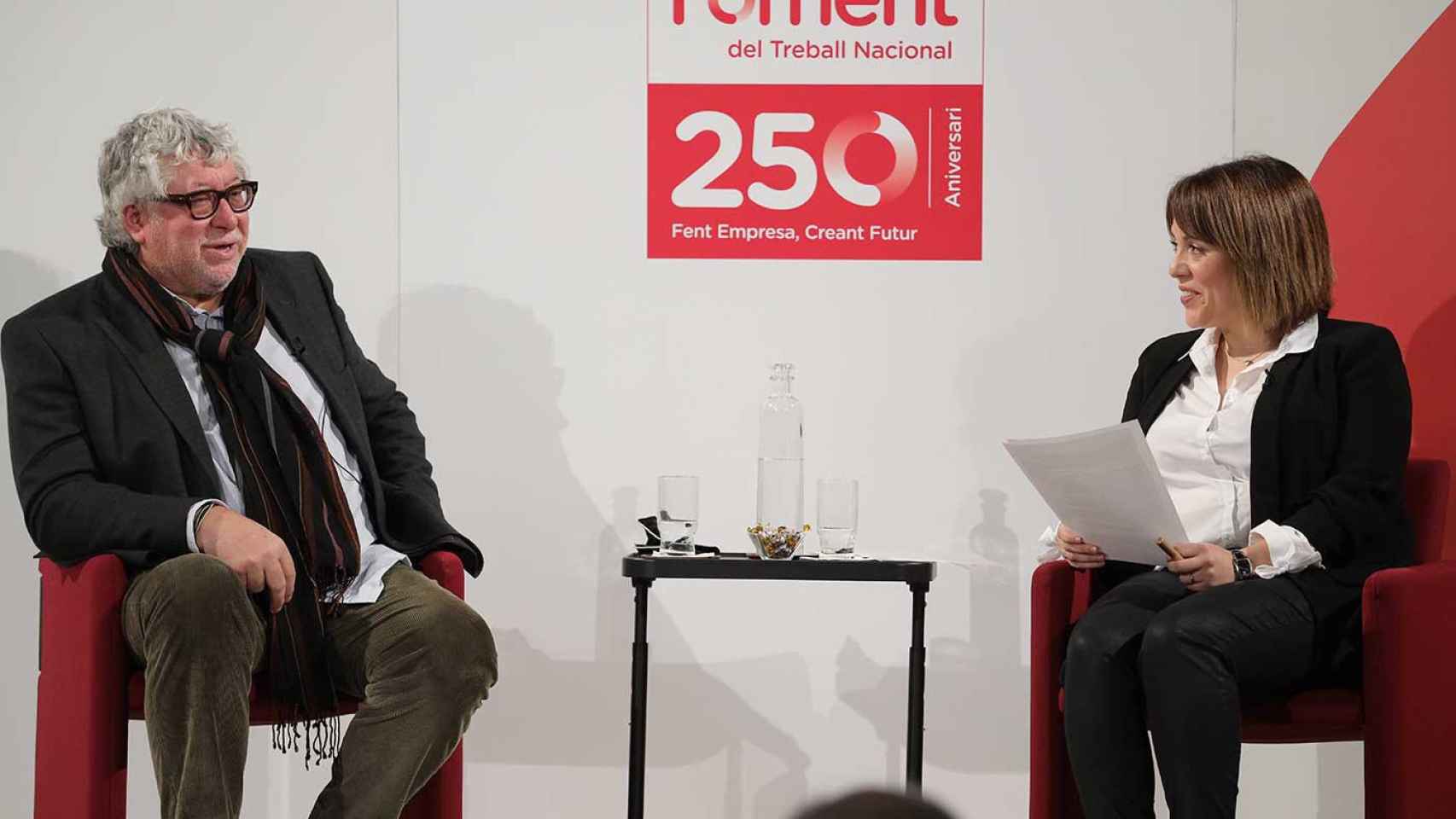 El vicepresidente ejecutivo del AMB, Antoni Balmón y la periodista Mònica Günther, en el auditorio de Foment / AMB