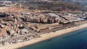 Vista de la playa del Pont d'en Botifarreta, donde se derribará un módulo de la Guardia Urbana / ARCHIVO