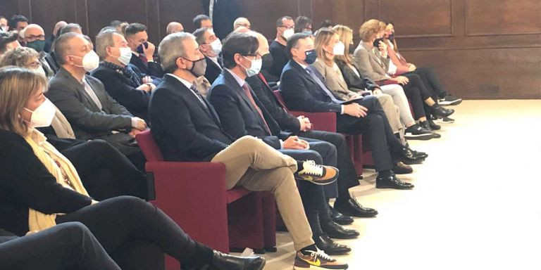 Jaume Collboni, junto con Salvador Illa, en el auditorio de Foment del Treball / METRÓPOLI