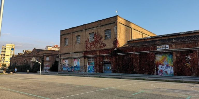 Pistas deportivas en Can Batlló / AJ BCN