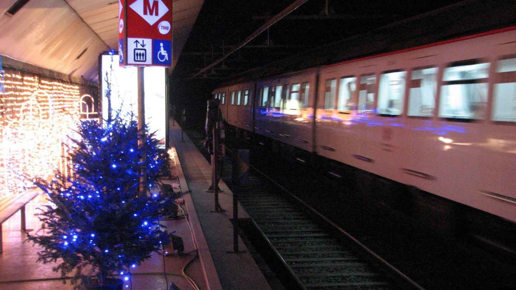 La estación de Gaudí durante la Navidad de 2008, luciendo una decoración especial de TMB pensada para ser contemplada por los usuarios de la L5 desde el tren