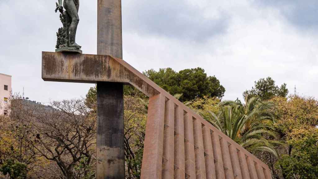 La República, emblema de Nou Barris, en la plaza