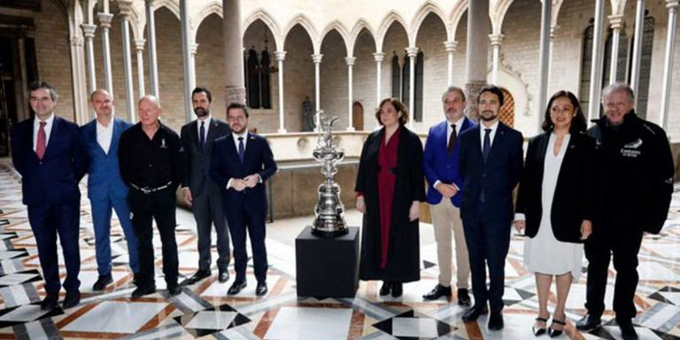 Ada Colau y Jaume Collboni, junto a la Copa América, en el Palau de la Generalitat / BARCELONA GLOBAL