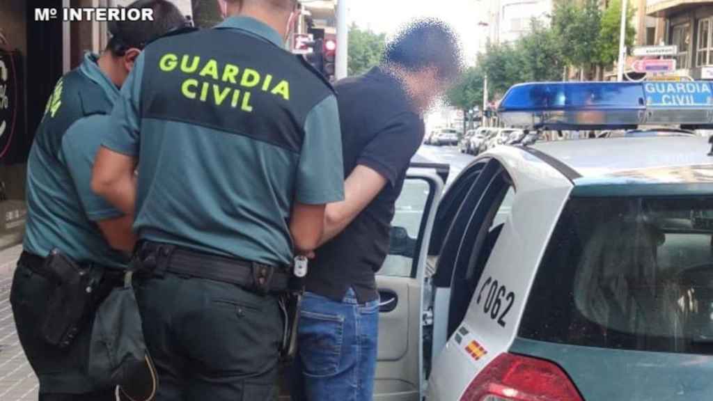 Hombre detenido por la Guardia Civil en una imagen de archivo / GUARDIA CIVIL