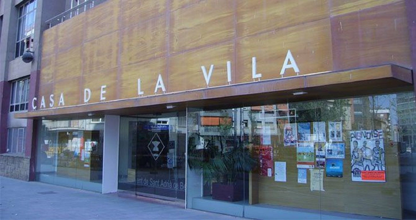 Fachada del Ayuntamiento de Sant Adrià