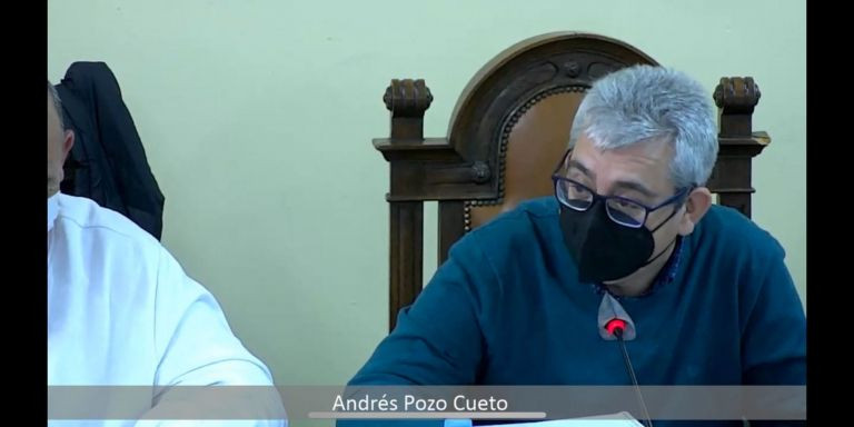 El regidor socialista Andrés Pozo durante su intervención en el pleno 