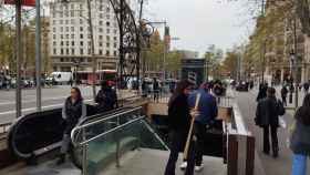 Viajeros en la estación de metro de la L4 del Passeig de Gràcia / METRÓPOLI - JORDI SUBIRANA