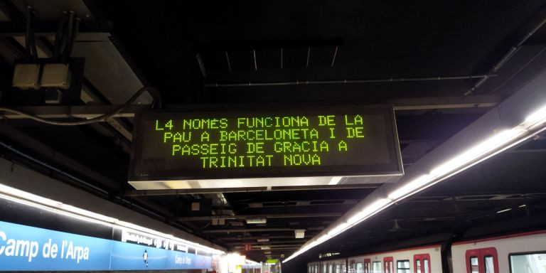 Un cartel en la L5 sobre el aviso del corte en la L4 del metro / METRÓPOLI - JORDI SUBIRANA