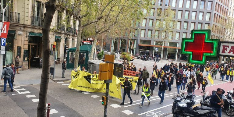 La manifestación de docentes baja por la calle Provença / METRÓPOLI