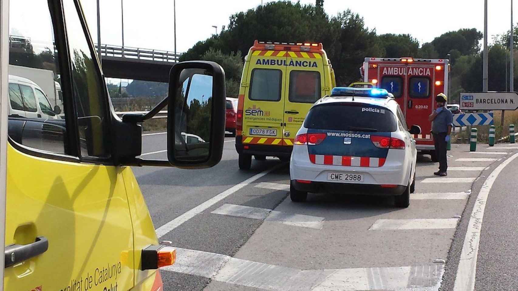 Ambulancias y Mossos d'Esquadra, en dirección a un suceso parecido al de la caída mortal en un edificio / ARCHIVO