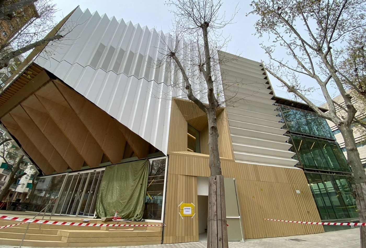 Exterior de la nueva biblioteca García Márquez de Sant Martí, una de las que abrirá en agosto / METRÓPOLI