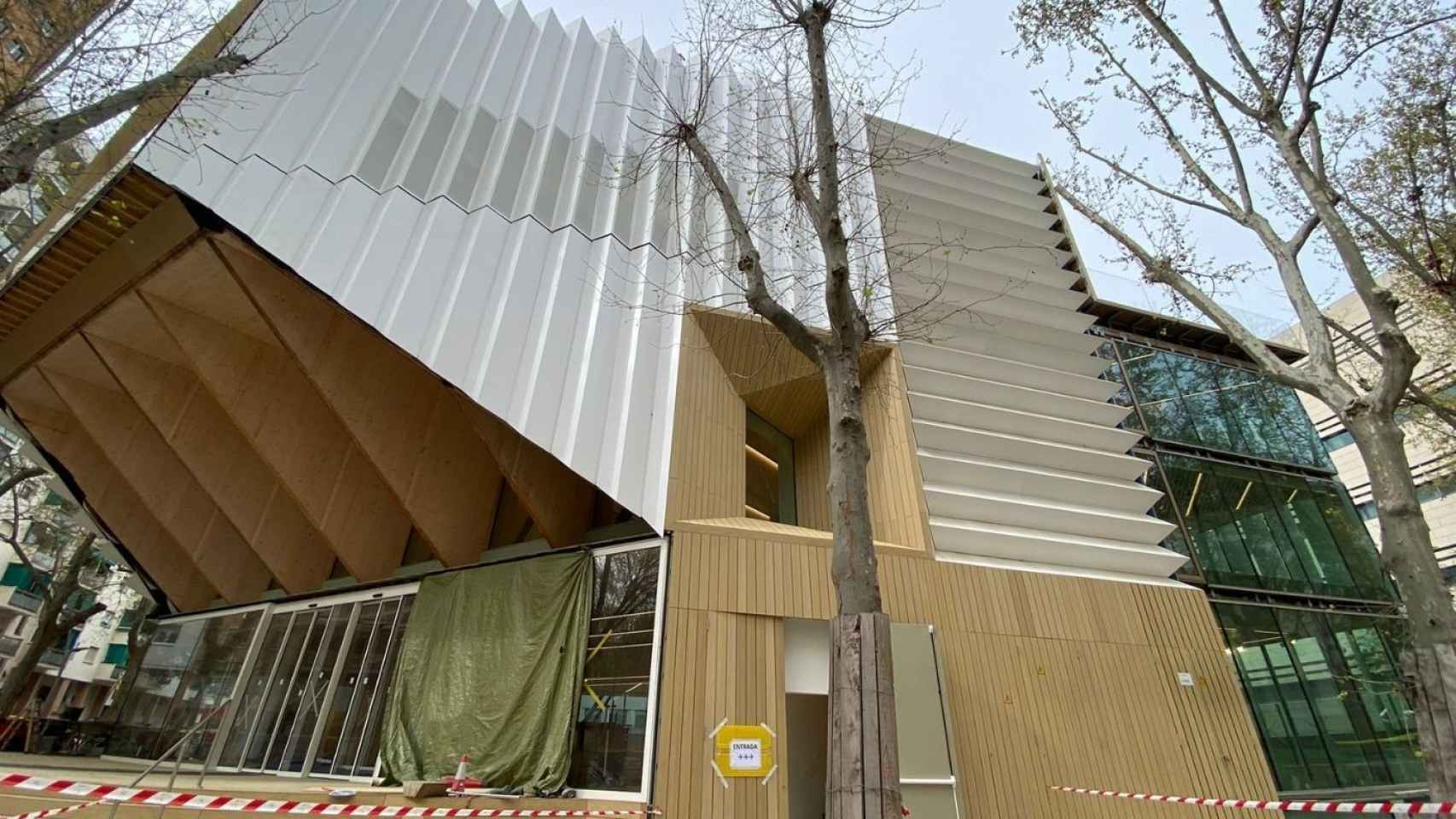 Exterior de la nueva biblioteca García Márquez de Sant Martí (en construcción), que es la tercera más grande de Barcelona / METRÓPOLI