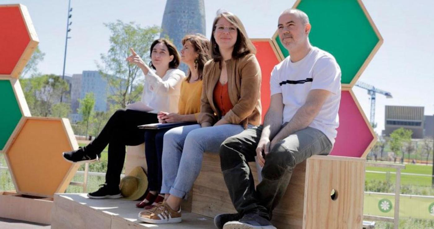 Eloi Badia y Janet Sanz con la alcaldesa Ada Colau, en un acto de los comunes en Barcelona / CG