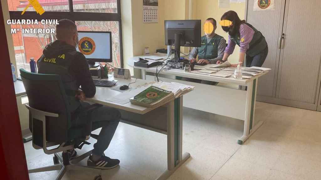 Agentes de la Guardia Civil en la investigación de hechos delictivos / GUARDIA CIVIL