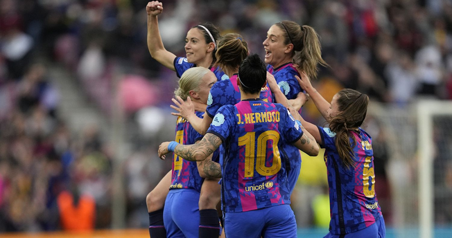 El Barça Femenino celebra la anotación de María Pilar León, contra el Real Madrid en el Camp Nou / EFE