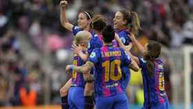 El Barça Femenino celebra la anotación de María Pilar León, contra el Real Madrid en el Camp Nou / EFE