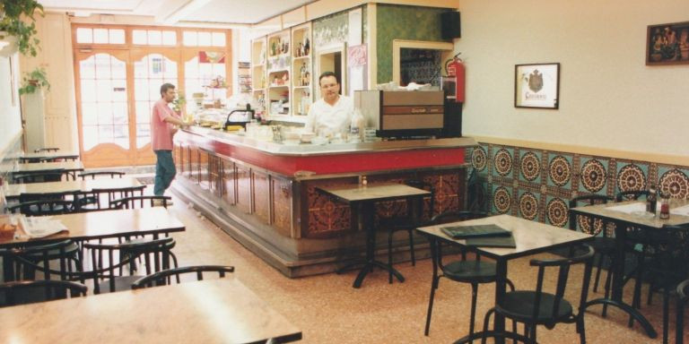 El interior del bar Collado, hace unas décadas, en Collblanc / CEDIDA 