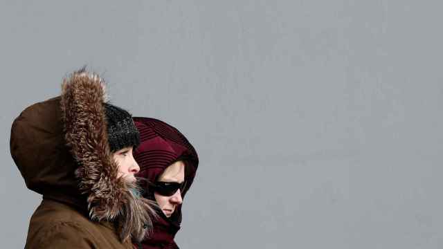 Dos mujeres se protegen del frío en una imagen de archivo