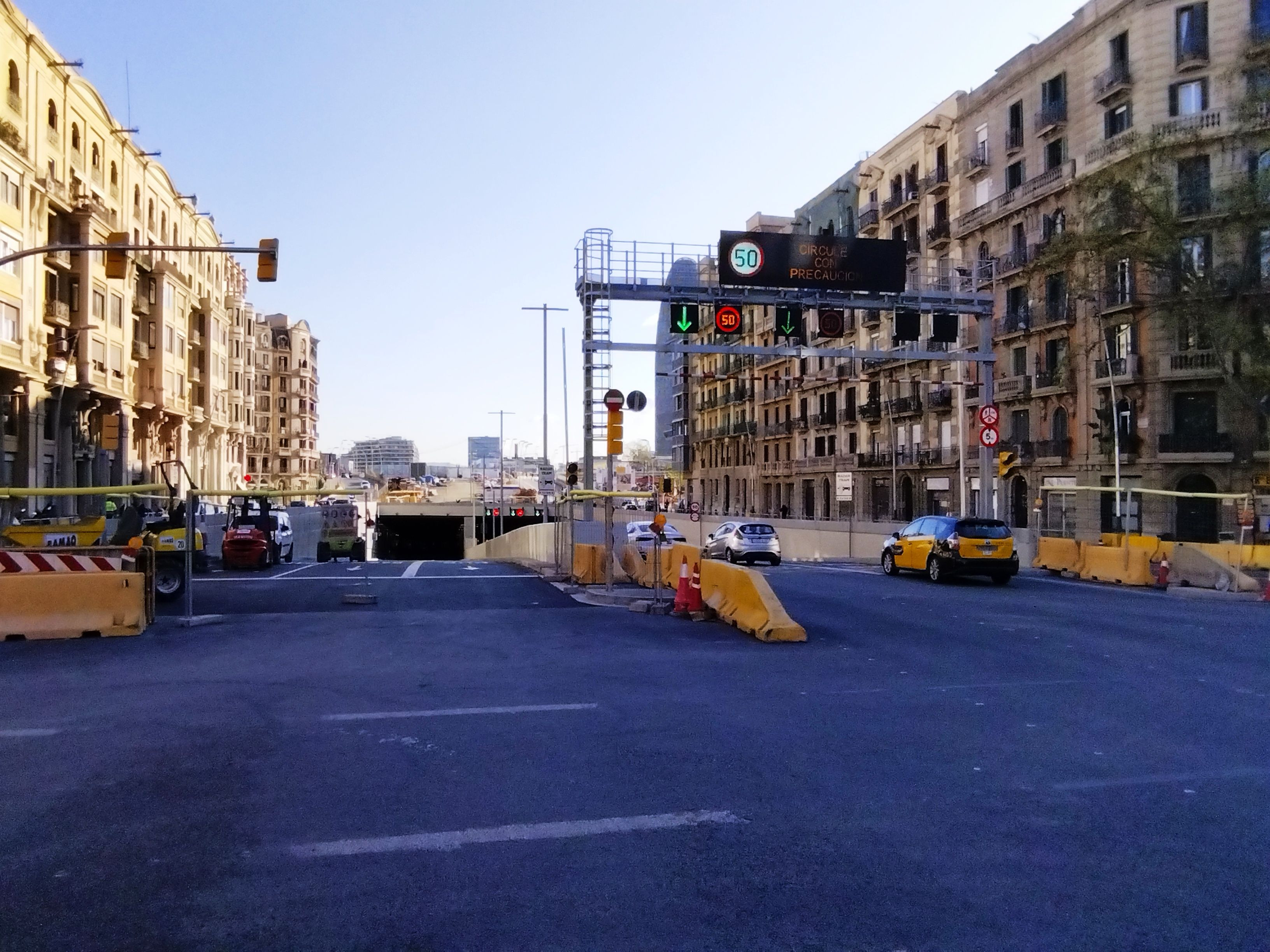 El túnel de Glòries, a la altura de la calle de Padilla, con circulación solo en sentido Besòs / METRÓPOLI - JORDI SUBIRANA