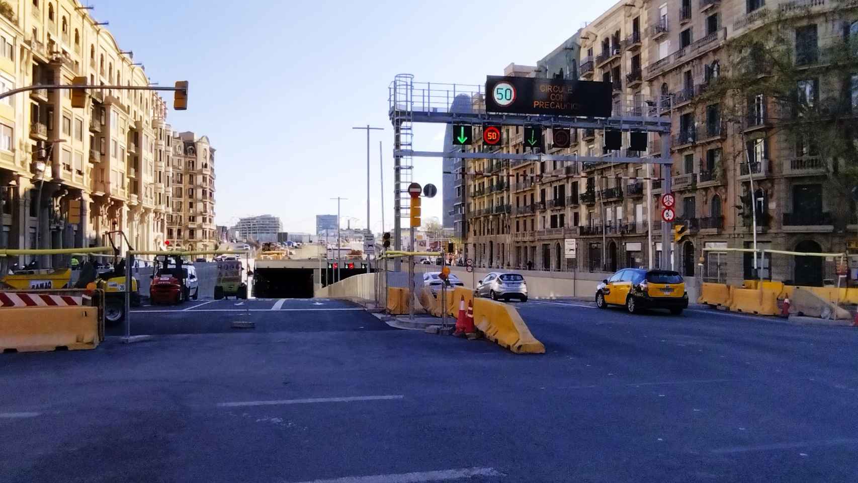 El túnel de Glòries, a la altura de la calle de Padilla, con circulación solo en sentido Besòs / METRÓPOLI - JORDI SUBIRANA