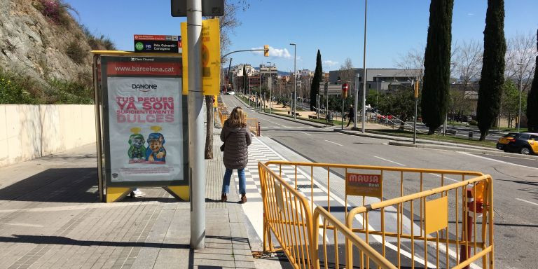 Parada de bus frente al nuevo carril bici / METRÓPOLI - RP