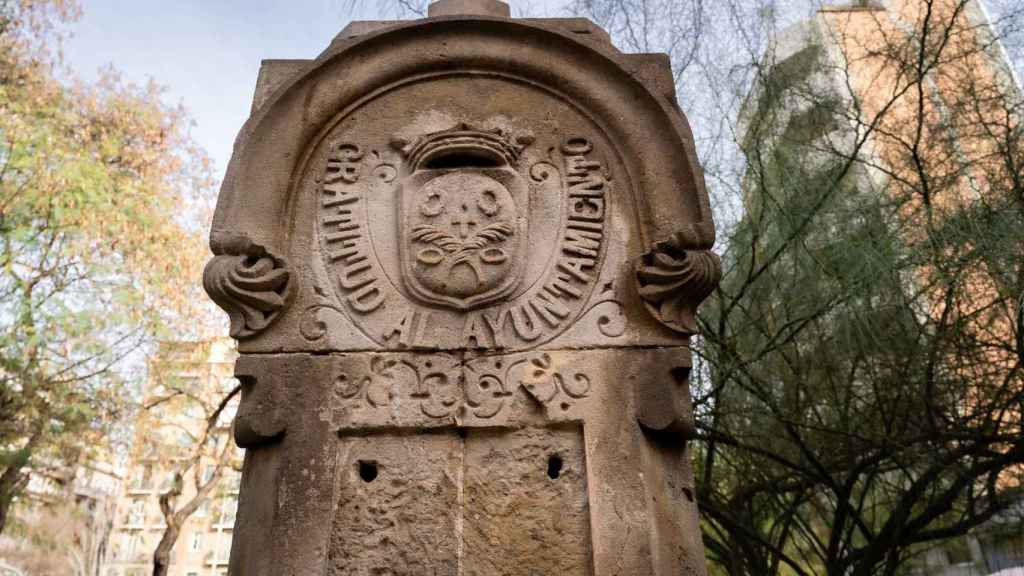 Fuente de piedra ubicada en la plaza Molina de Barcelona / INMA SANTOS