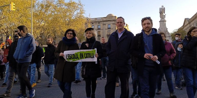 Representantes de Òmnium Cultural durante la manifestación por el catalán en la escuela / ÒMNIUM CULTURAL