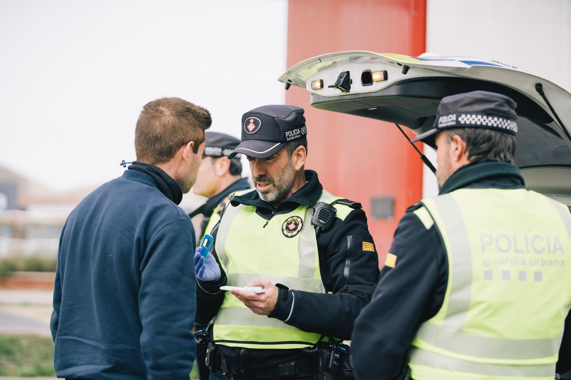 Agentes de la Guardia Urbana realizan test de alcohol y drogas / GUARDIA URBANA