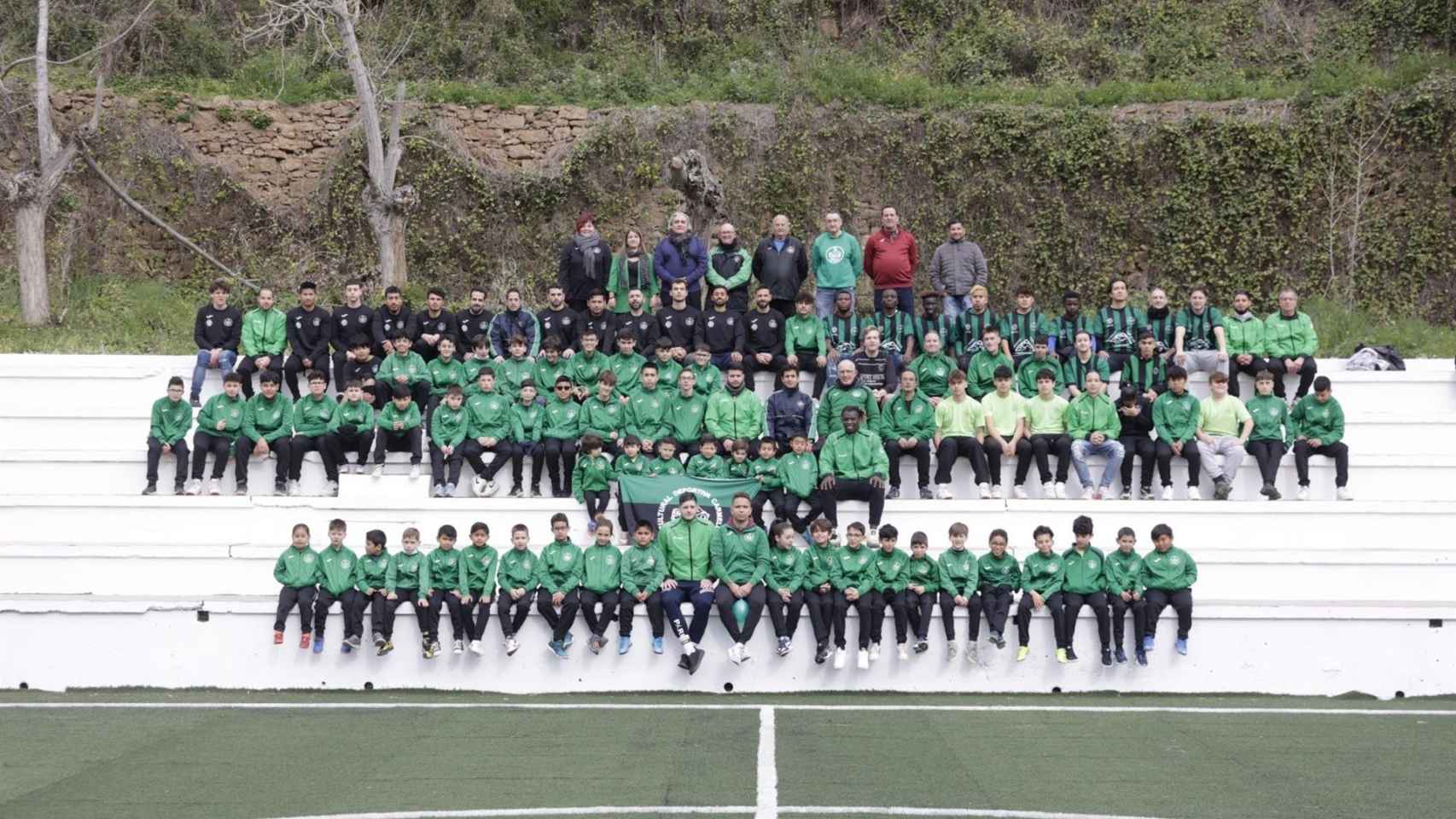 Jugadores del equipo de El Carmel con el campo renovado / AYUNTAMIENTO DE BARCELONA