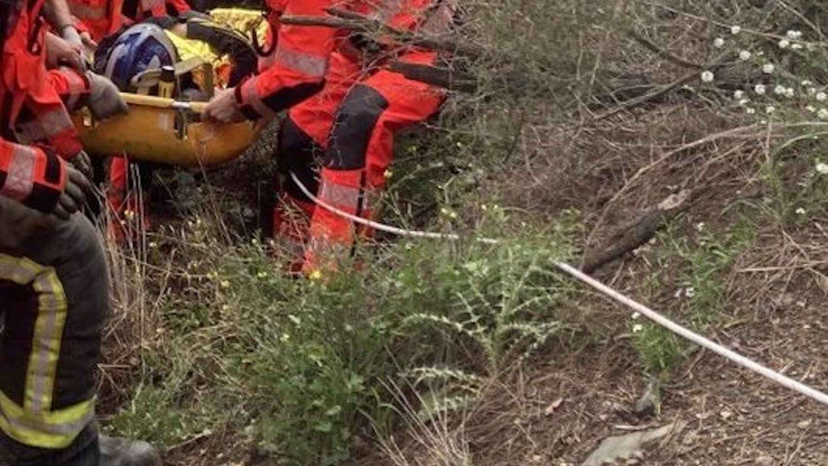 Rescate complicado de una persona herida en Collserola / BOMBERS DE BARCELONA