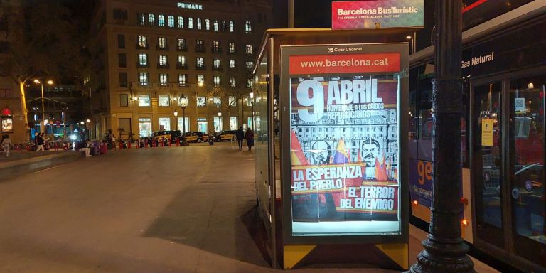 Marquesina del autobús con las caras de Lenin y Stalin / FRENTE OBRERO