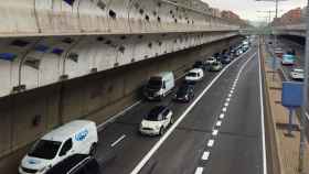 Los dos carriles de entrada a Barcelona por el túnel de Glòries, a la altura de la calle de Bilbao, colapsados / METRÓPOLI -JORDI SUBIRANA