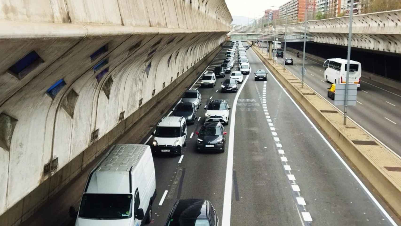 Caos absoluto tras la apertura total del túnel de Glòries / JORDI SUBIRANA