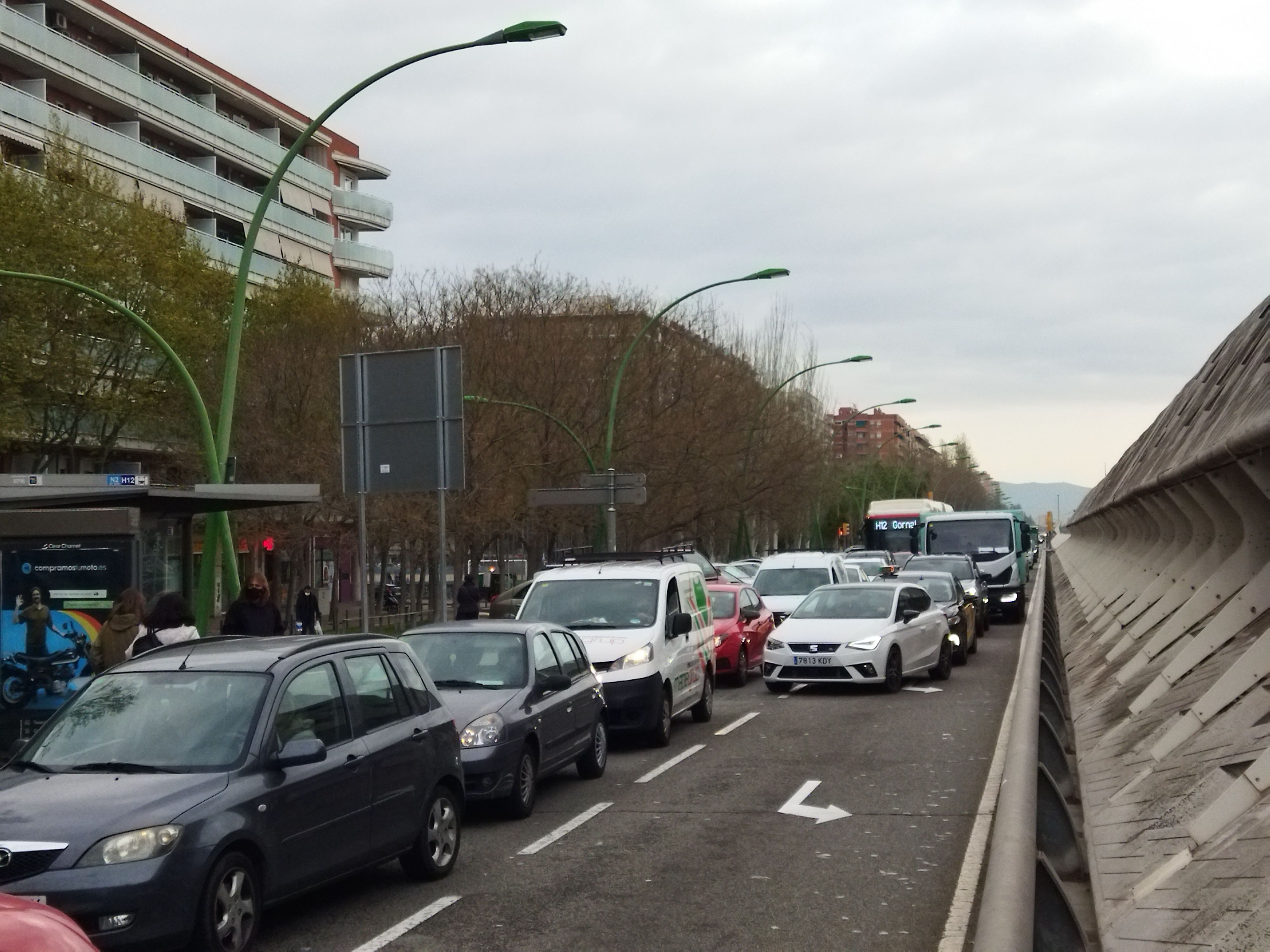 Colas en el lateral de Gran Via / METRÓPOLI - JORDI SUBIRANA