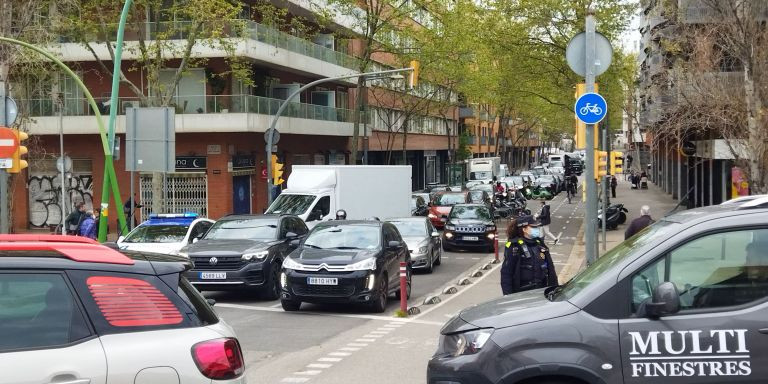 Atasco en la calle de Bilbao con Gran Via / METRÓPOLI - JORDI SUBIRANA