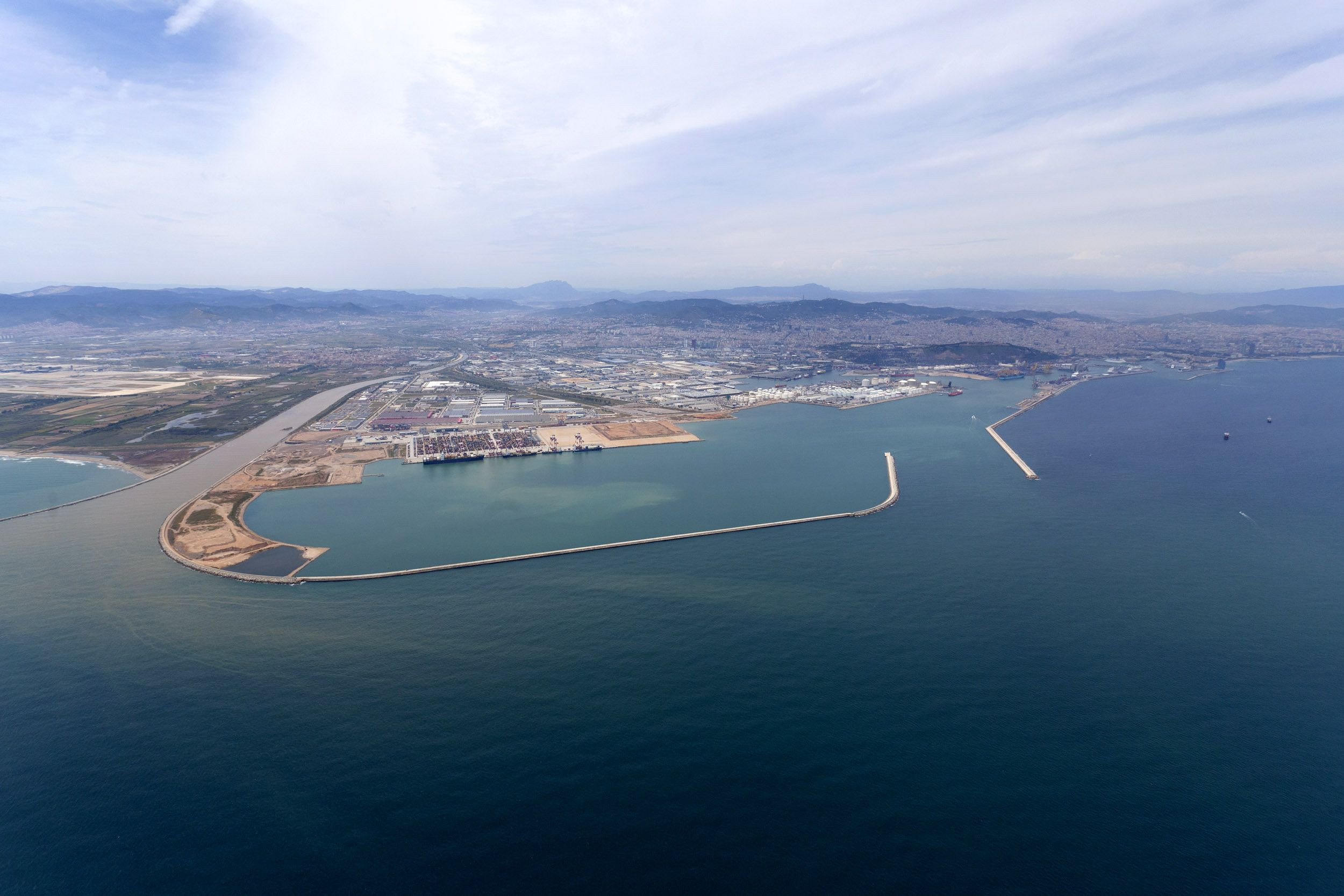 Panorámica en la que se distingue el puerto de contenedores